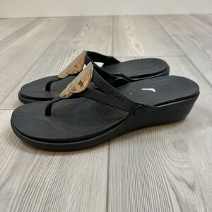 Crocs Sanrah Wedge Sandals Shoes 8 Black Gold Metal Hammered Circle Dual Comfort
